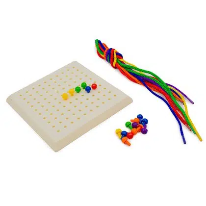 Base con pivotes y cordones para enlazar